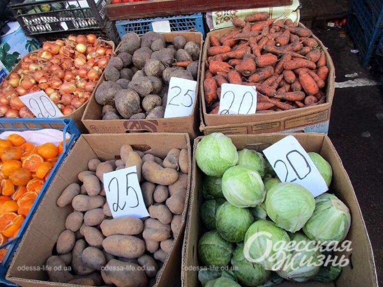 Ціни на Привозі 22 грудня: картопля з мордочкою та як готувати свинячі п’ятачки (фоторепортаж)