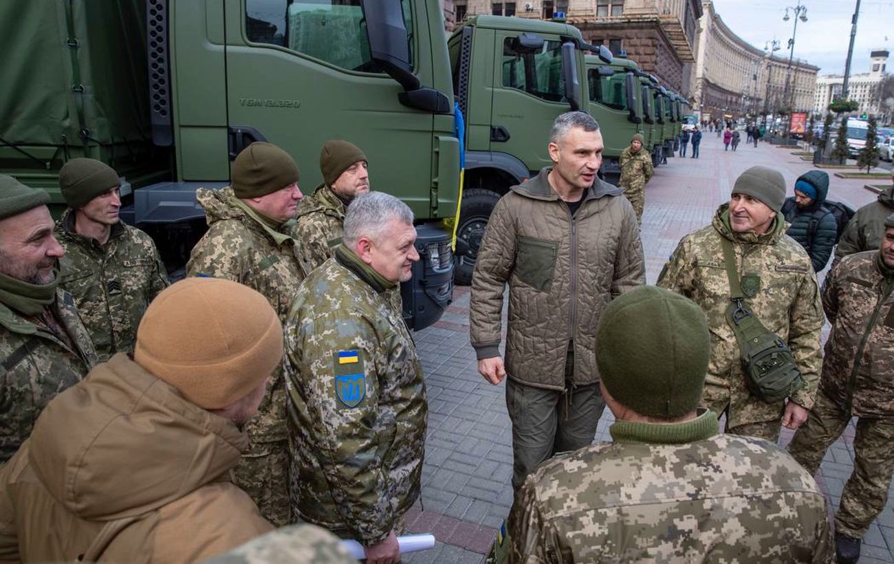 Громада Києва передала 241-й бригаді 20 нових вантажних автомобілів, – Кличко