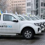 “Нафтогаз” передала 10 пікапів Силам оборони України у Харківській області