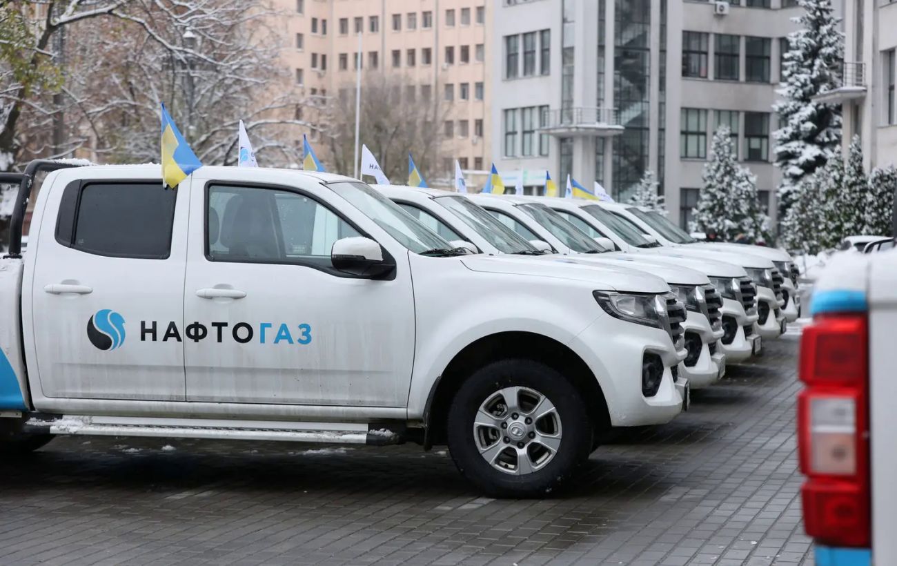 “Нафтогаз” передала 10 пікапів Силам оборони України у Харківській області