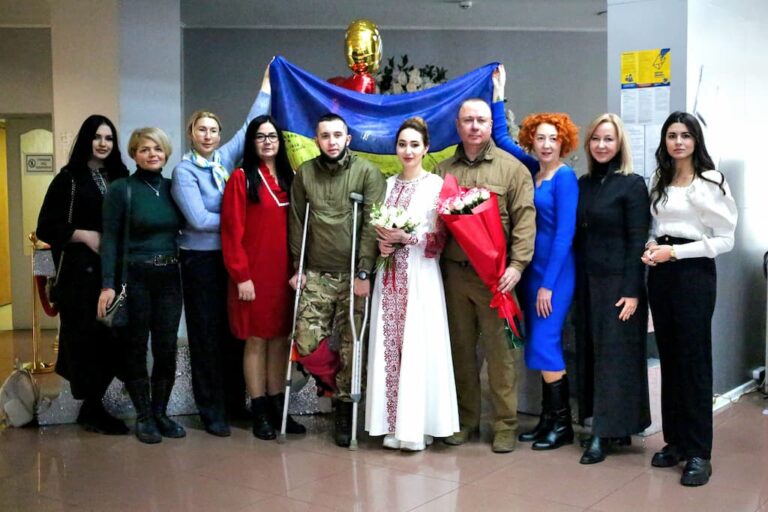 Одеські волонтери влаштували весілля пораненому морпіху (фото)