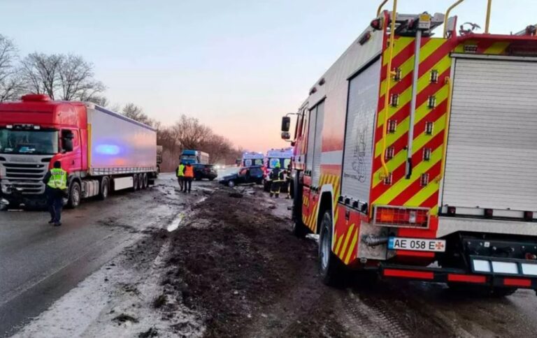 Під Дніпром сталася масштабна ДТП: постраждали шестеро людей