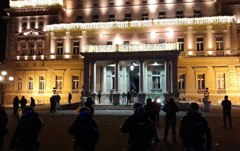 Поліція розігнала мітинг опозиції біля мерії Белграду
