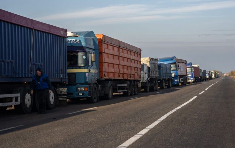 Росія направляє колону зерновозів до Керчі після удару ЗСУ по порту Феодосії