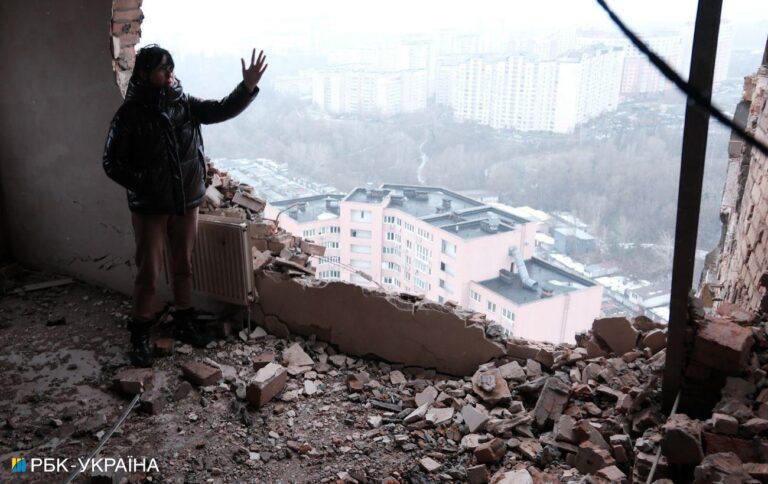 Стін немає. Фоторепортаж з місця руйнування багатоповерхівки у Києві