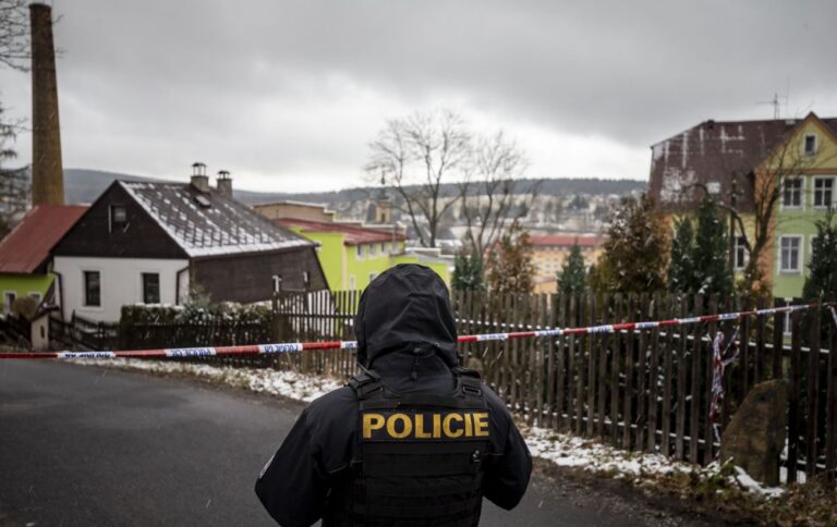 Стрілянина в Празі: під час обшуків у нападника вдома знайшли вибухівку