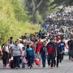 Тисячі мігрантів із півдня Мексики пішки вирушили в бік кордону США