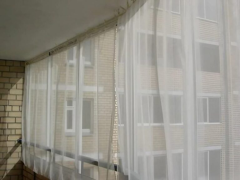 Тюль на балконі: покращення декору та функціональний захист