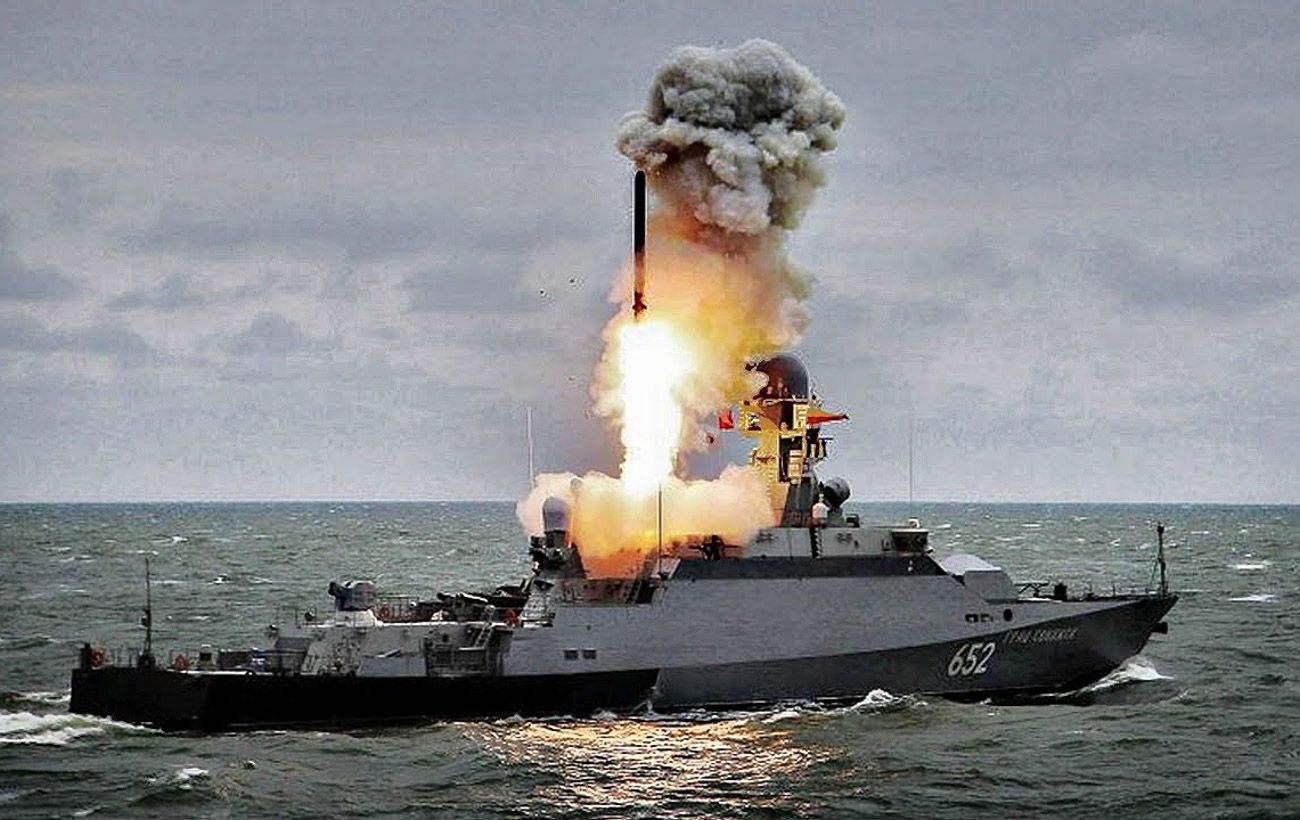 У Чорному морі не вщухає потужний шторм. Росіяни згорнули свої ракетоносії, – ОК “Південь”
