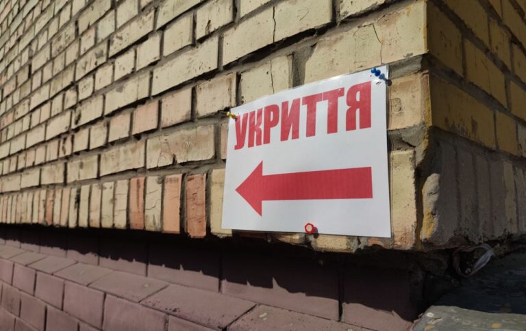 У Києві під час тривоги обвалилась стеля та прорвало трубу в укритті школи (відео)