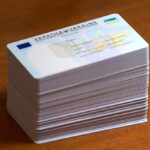 Українці за кордоном можуть отримати паспорт після досягнення 18 років: подробиці
