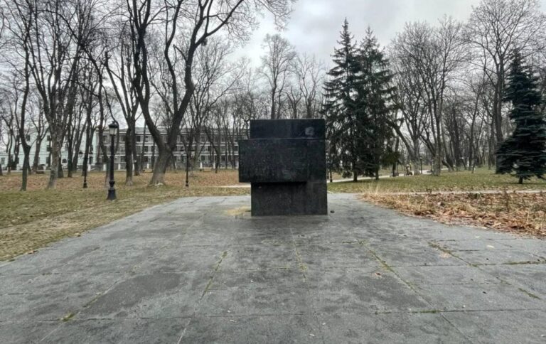 В Києві демонтували пам’ятник учасникам антиукраїнського “січневого повстання” (фото)