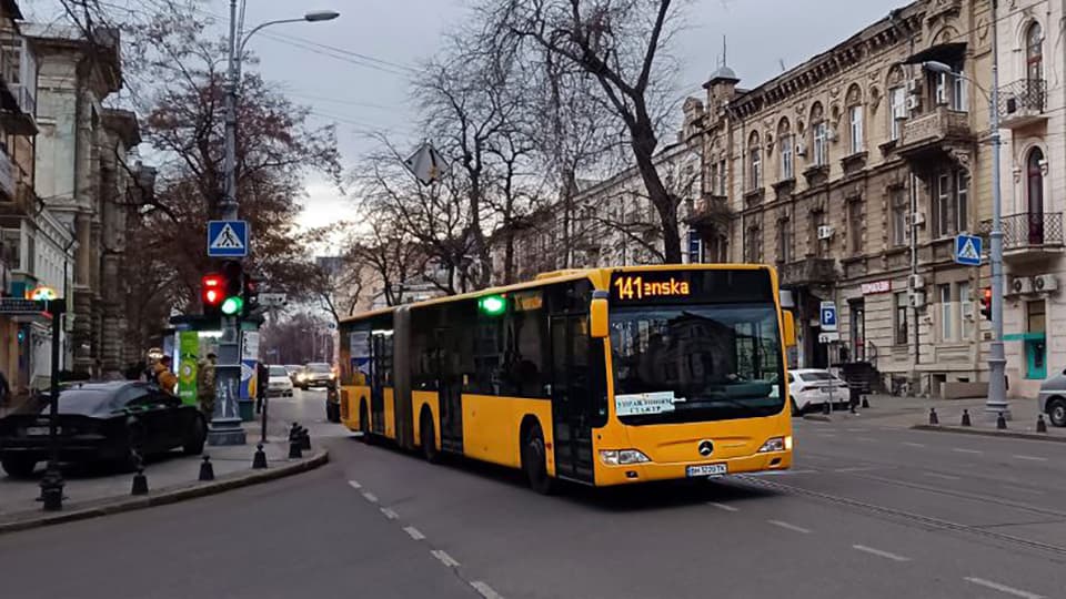 В Одесі автобуси-велетні вийшли на маршрути: подробиці (відео)