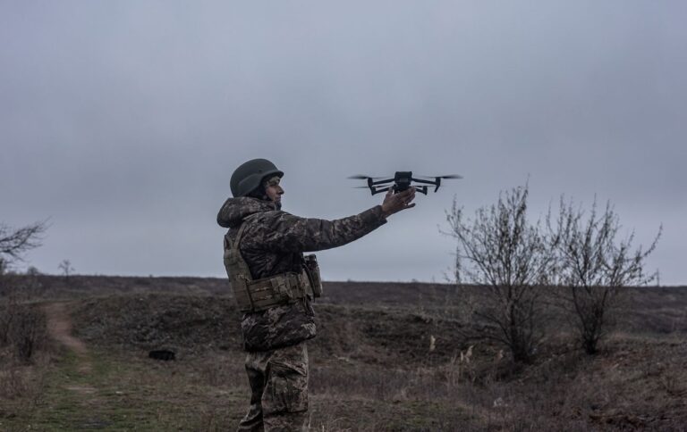 Воїни ГУР показали відео знищення окупантів у Бахмуті за допомогою FPV-дронів