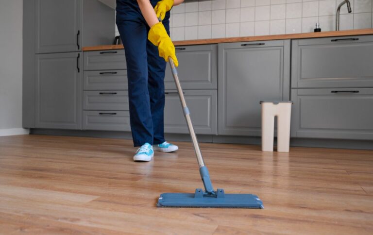 Як часто потрібно мити підлогу в будинку: додайте ці засоби у воду для блиску