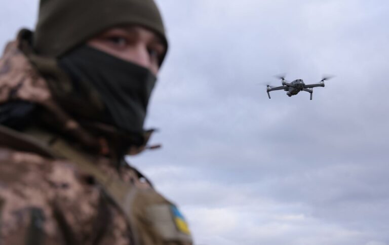 Бійці ЗСУ показали відео, як за допомогою дронів знищили позиції росіян біля Бахмута