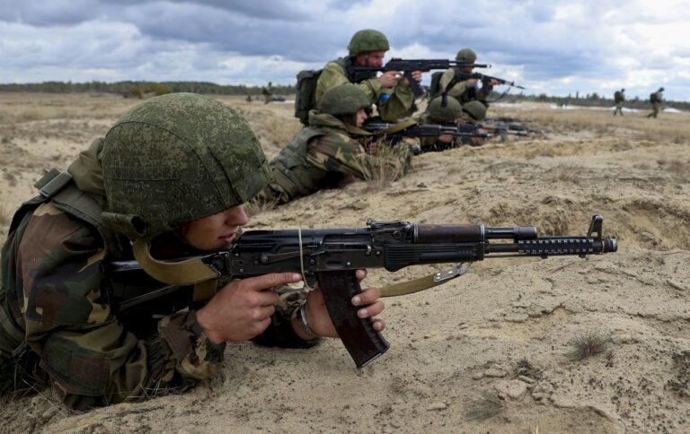 Білоруських військових відправили до РФ переймати досвід окупантів у війні проти України