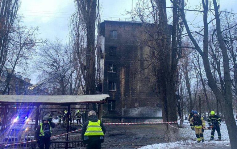 Будинок у гарі, у дворі уламки. Поліція показала наслідки атаки на Київ