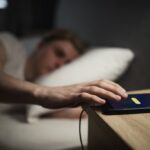 Чи можна спати поряд із телефоном на зарядці?