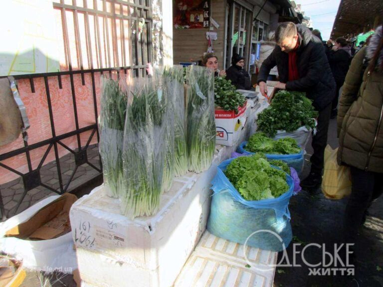 Ціни на Привозі 5 січня: букет із зеленої цибулі та найточніша вага (фоторепортаж)