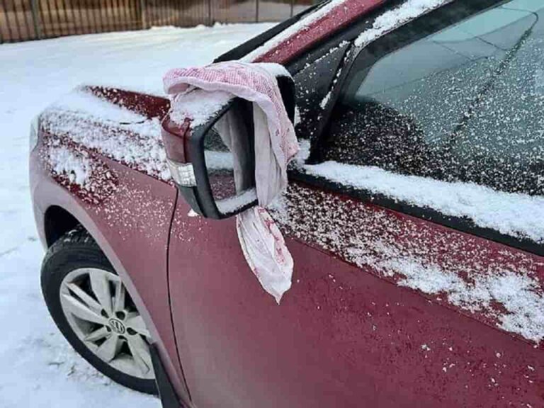 Ганчірка на дзеркалі авто: про що попереджають водіїв