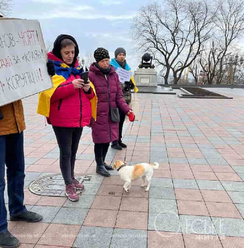 «Гроші на фронт»: одесити знову збиралися біля мерії на Думській (фоторепортаж)