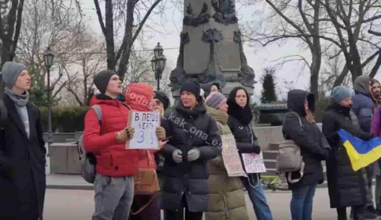 «Миллионы на дроны»: біля одеської мерії відбулася чергова акція найстійкіших (відео)