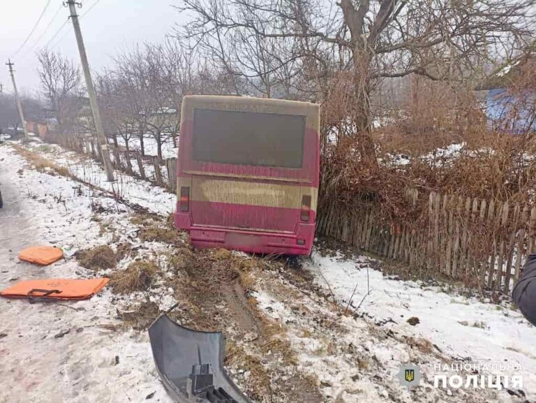 На Одещині рейсовий автобус зіткнувся з легковиком: є постраждалі