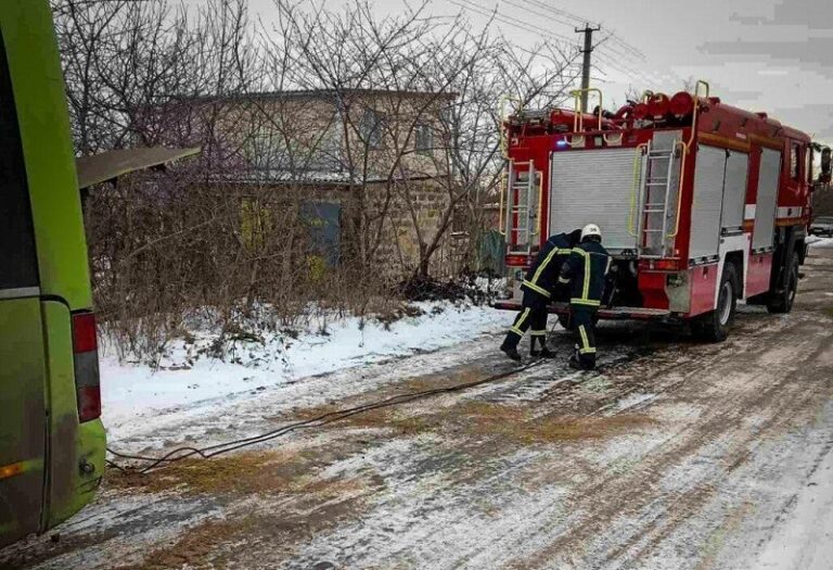 Одеська область: з крижаного полону визволили пасажирський автобус та легкові авто (фото)