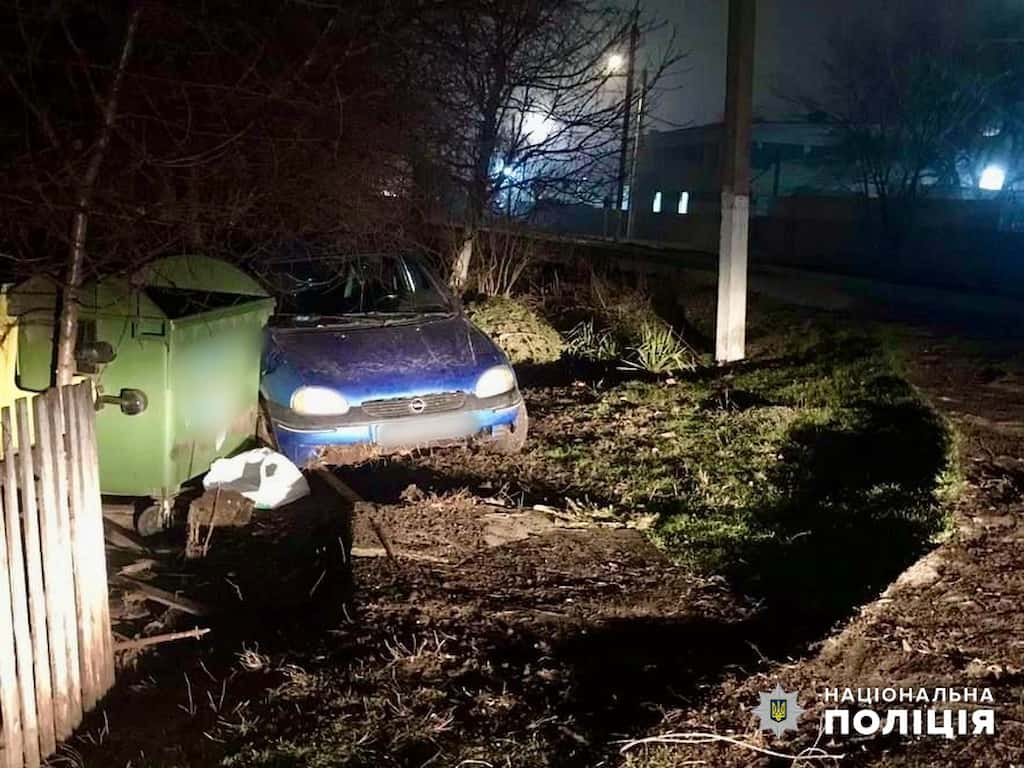 Під Одесою п’яний водій збив дівчину на тротуарі та втік