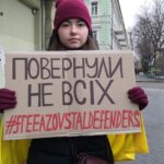 «Повернули не всіх»: у центрі Одеси просили не дати померти захисникам Маріуполя (фоторепортаж)