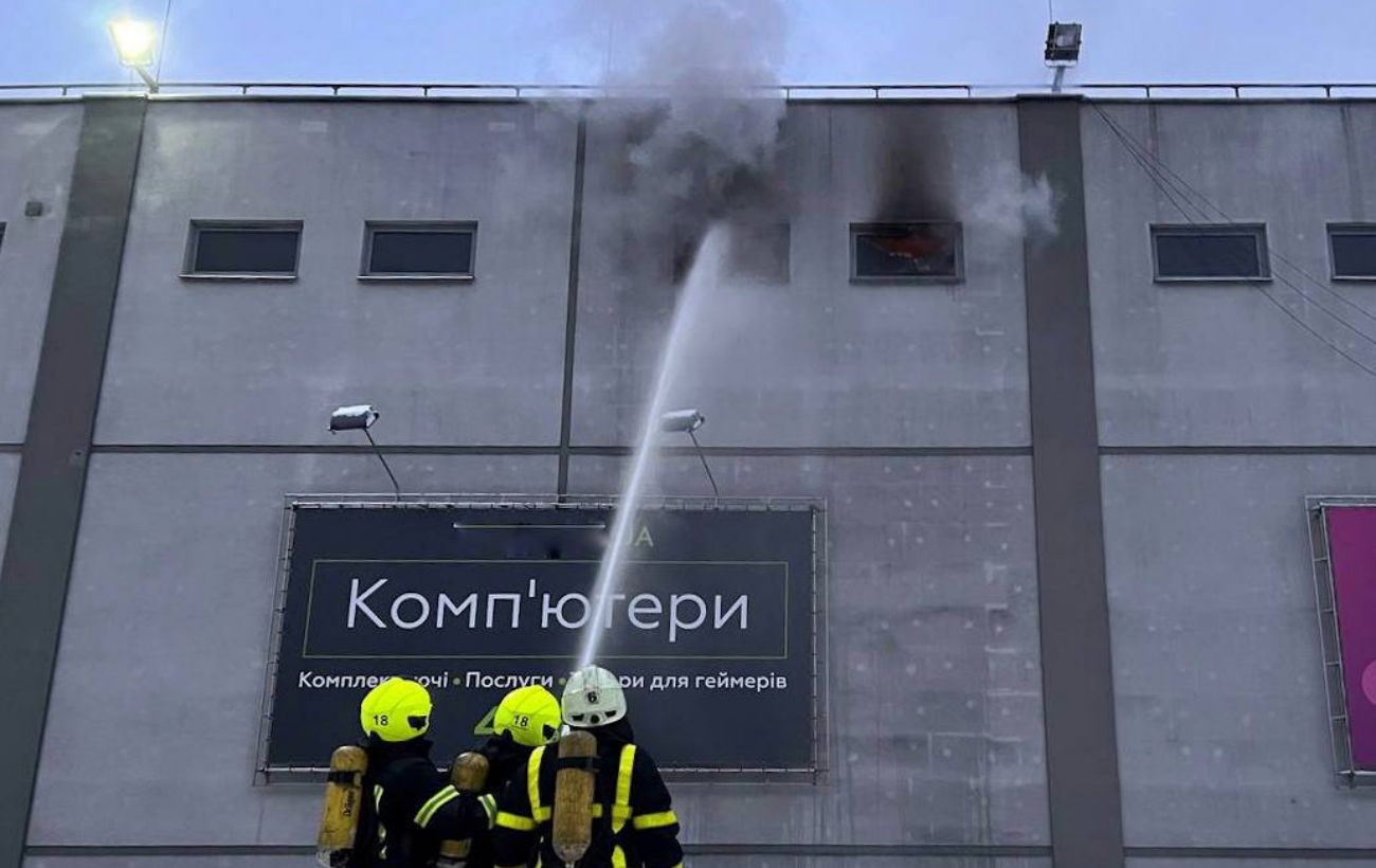 У Києві загасили пожежу в ТЦ, є постраждала