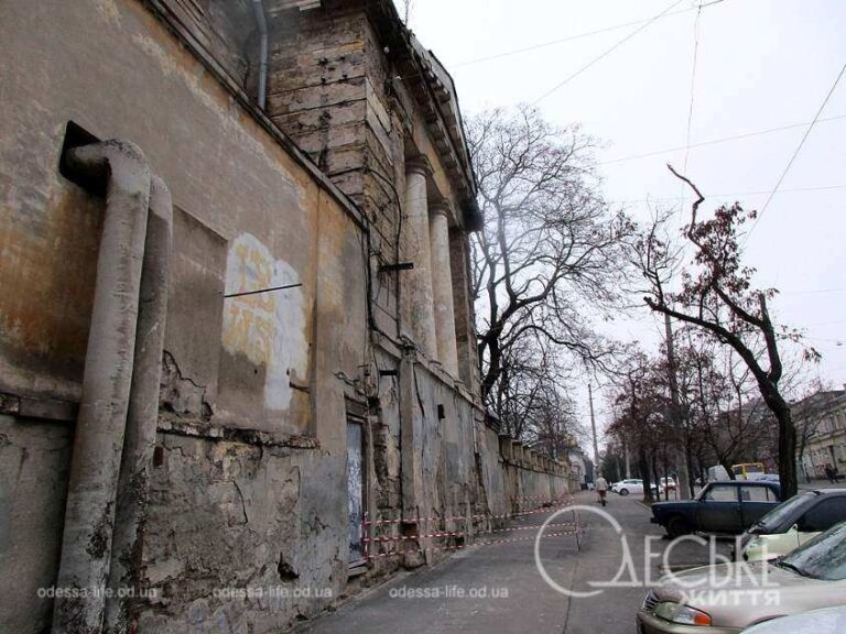 В Одесі стався обвал стіни найвідомішої лікарні – пам’ятки архітектури (фоторепортаж)