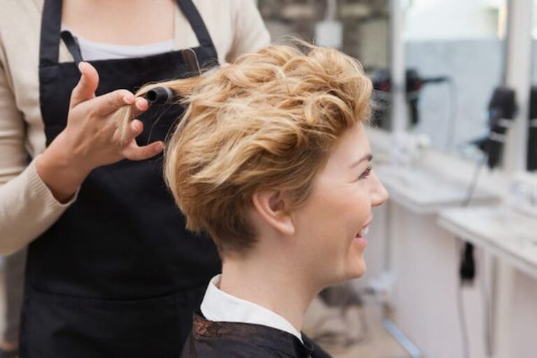 В Одесі відкрилася особлива перукарня: там немає цін, зате допомагають людям