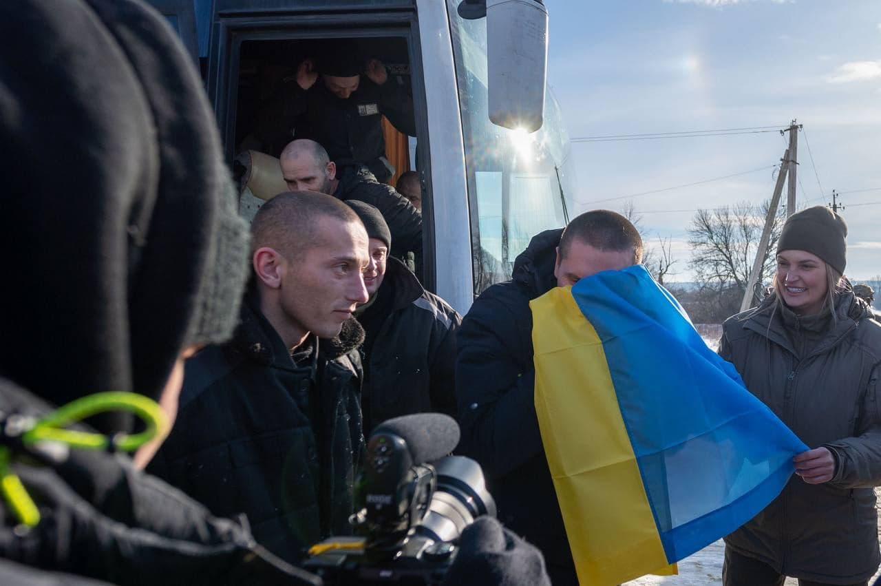 Відбувся масштабний обмін полоненими — додому повернули 207 військових, в тому числі захисників Зміїного (фото, відео)