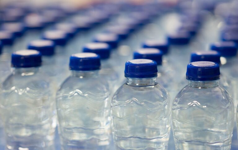 Вода в пластикових пляшках може бути небезпечнішою, ніж вважалося раніше