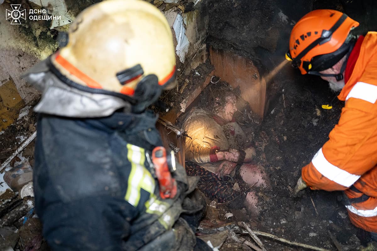 Атака дронів: як діставали з-під завалів поранених одеситів (фото, відео)