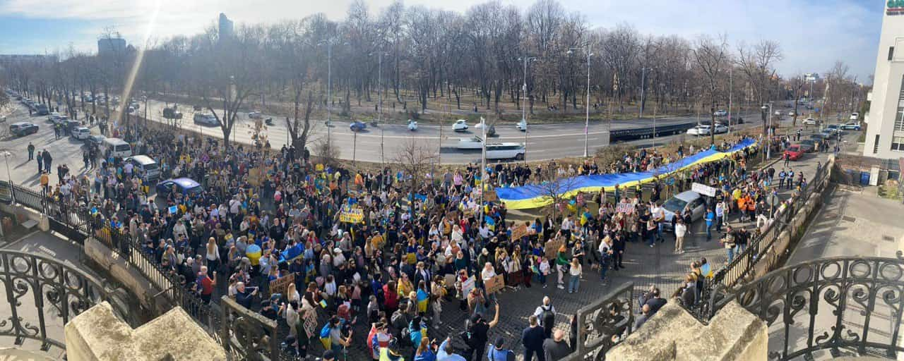 Червоні вогні та «штурм» посольства: в Румунії нагадали, що Україні потрібна допомога