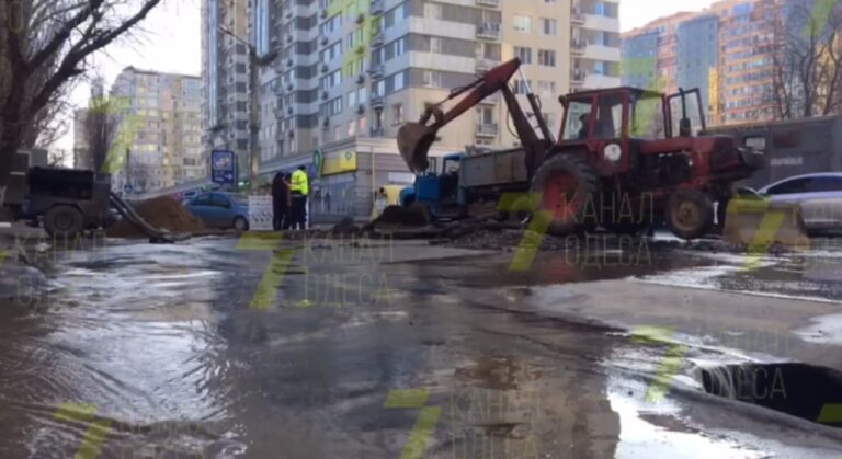 Корки, ями та потоп: частина Одеси залишилася без води