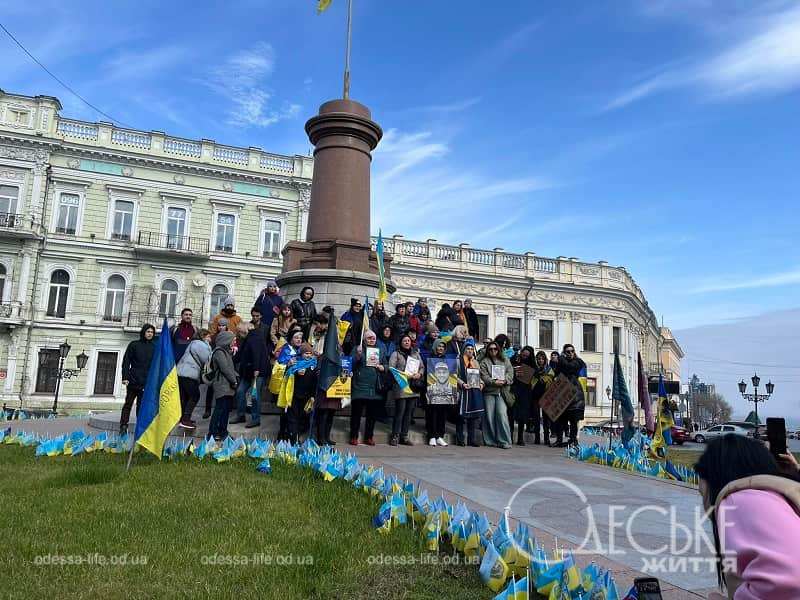 Одесити вшанували пам’ять загиблих воїнів біля народного меморіалу – фотофакт