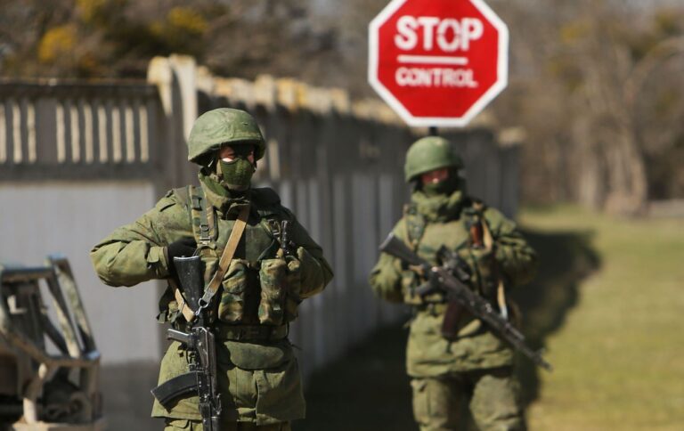 Партизани розвідали фортифікації росіян у Криму та залишили “подарунки” (фото, відео)
