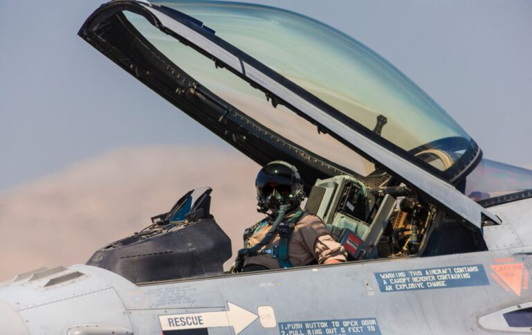 Перша група українських пілотів закінчить навчання на F-16 до літа, – CNN