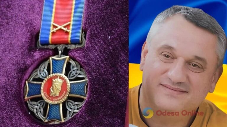 Рятував поранених воїнів: одеського хірурга посмертно нагородили почесним орденом