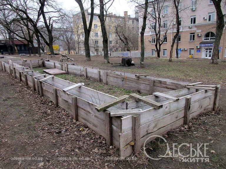 Старий одеський сквер перетворився на пустир (фоторепортаж)