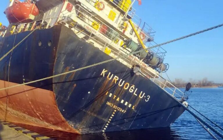 Війська РФ обстріляли турецьке судно у порту Херсона