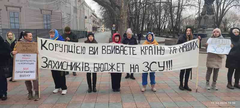 «Врятуйте поранених»: чого хочуть одесити, які протестують на Думській (фоторепортаж)