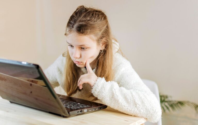 Як убезпечити дитину під час онлайн-занять: поради кіберполіції