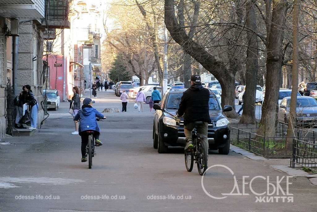 Березень по-одеськи: тривоги-ракети, майже літо і квіти