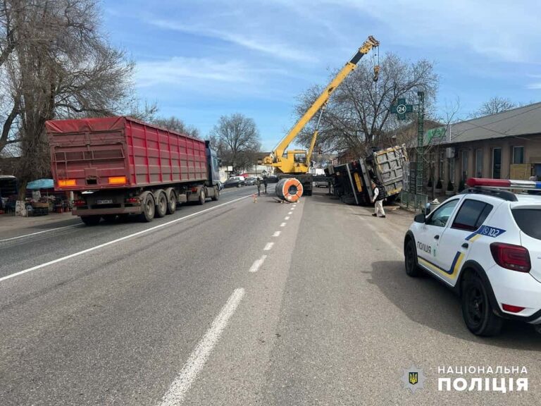 До уваги водіїв: у Великому Дальнику утруднено рух через ДТП з вантажівкою