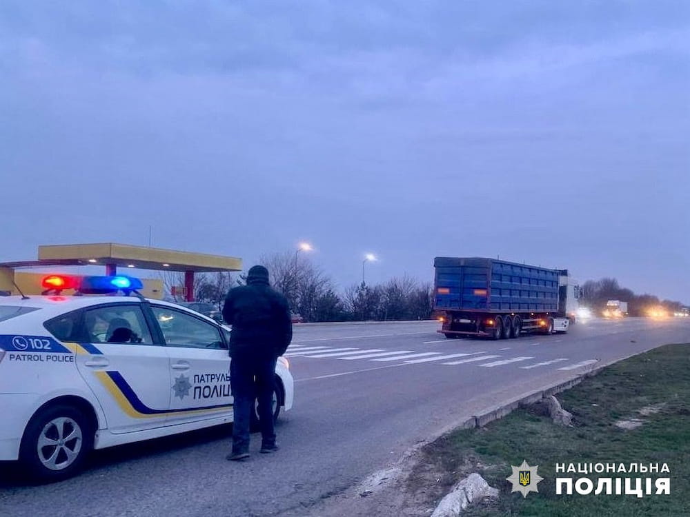 ДТП в Одеській області: під колесами автопоїзда загинула жінка